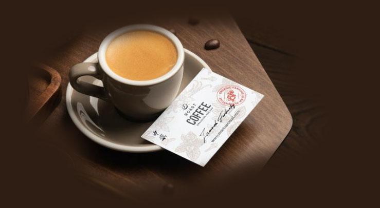 小旗新做的一杯咖啡還有店里的名片看著還不錯吧.jpg 小旗新做的一杯咖啡還有店里的名片看著還不錯吧.jpg