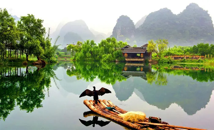 旅行社安排的竹筏，可以在這上面游玩.jpg