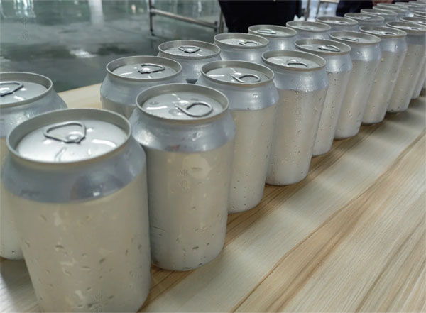 還沒有噴印標(biāo)簽的罐體 還沒有噴印標(biāo)簽的罐體