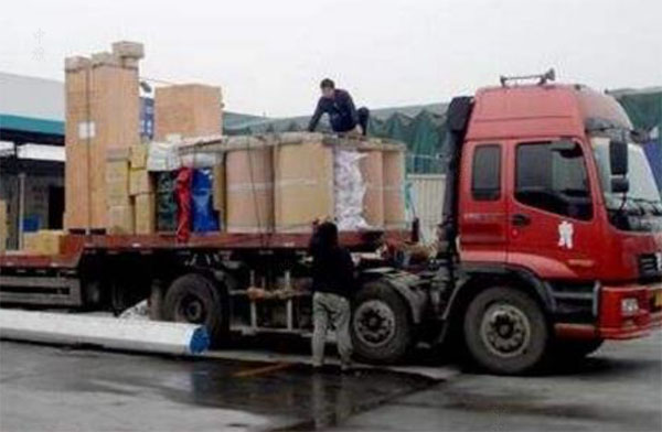 運(yùn)輸?shù)竭_(dá)目的地正在卸貨的師傅.jpg 運(yùn)輸?shù)竭_(dá)目的地正在卸貨的師傅.jpg