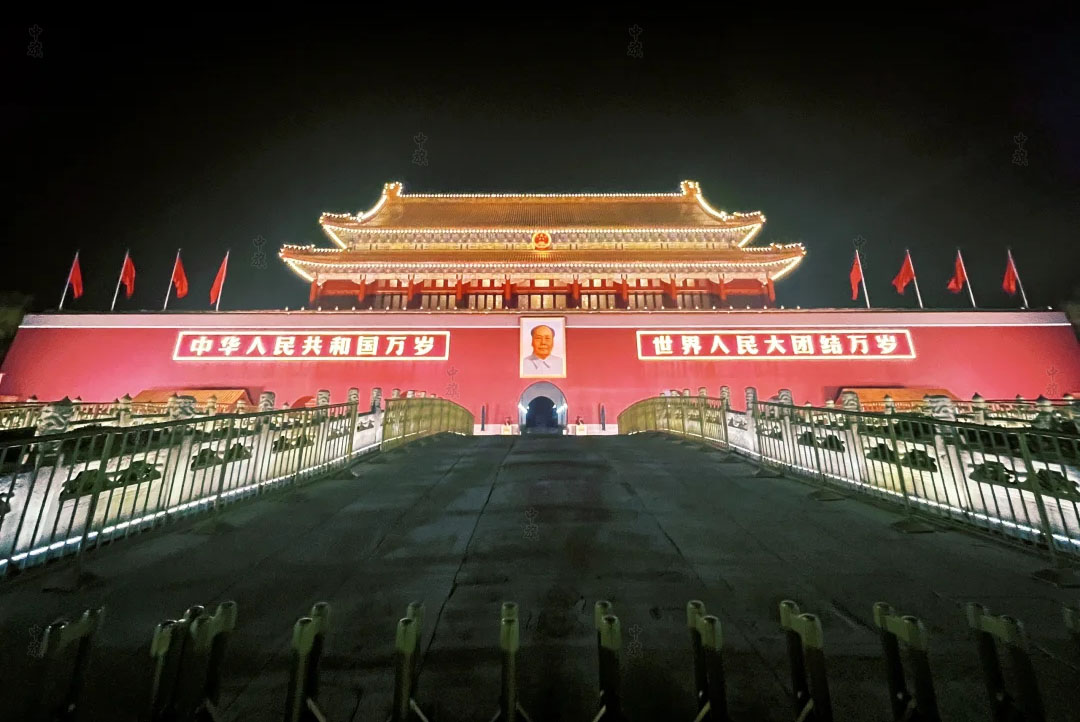 夜晚的天安門廣場，燈火輝煌