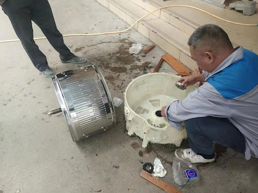 正在清洗洗衣機(jī)的師傅 正在清洗洗衣機(jī)的師傅