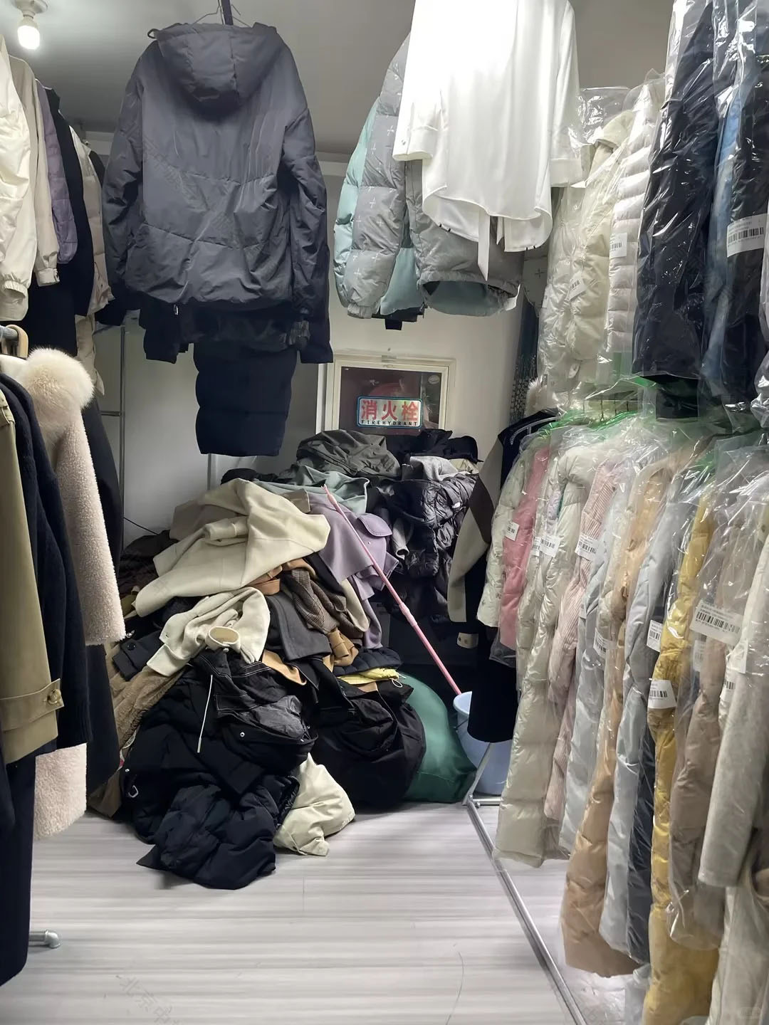 剛開業(yè)的干洗店，現(xiàn)在衣服堆積如山，訂單非常多