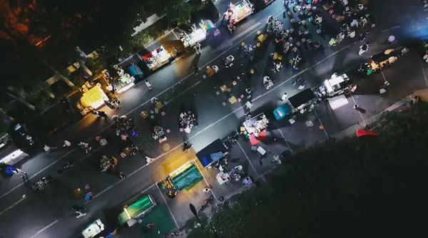 夜幕降臨夜市一條街啟動(dòng)