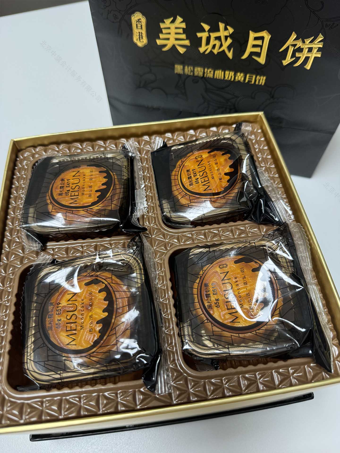又打開了一盒，一盒四塊月餅.jpg