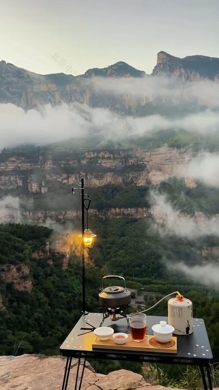 閑暇時(shí)間攀登山峰看云端.jpg