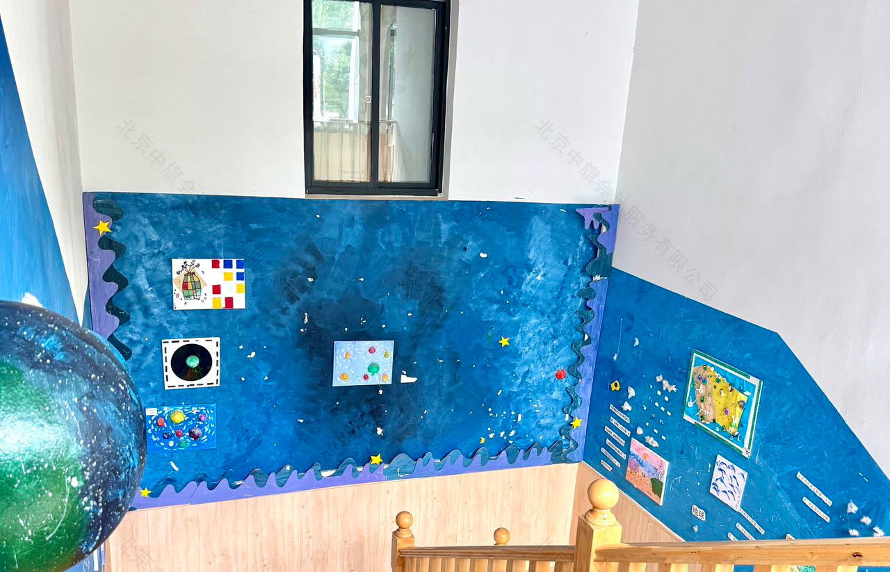 幼兒園的樓梯間的彩繪，辦理幼兒園確實(shí)不容易，一定要細(xì)心.jpg