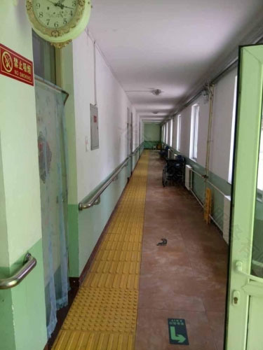 養(yǎng)老院走廊一角，地面鋪設(shè)盲道.jpg