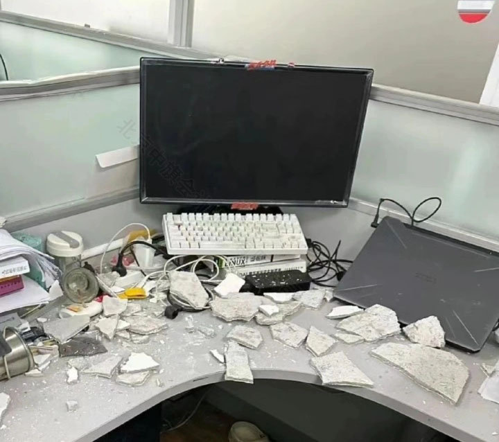 正在上班天花板掉下來(lái)了.jpg
