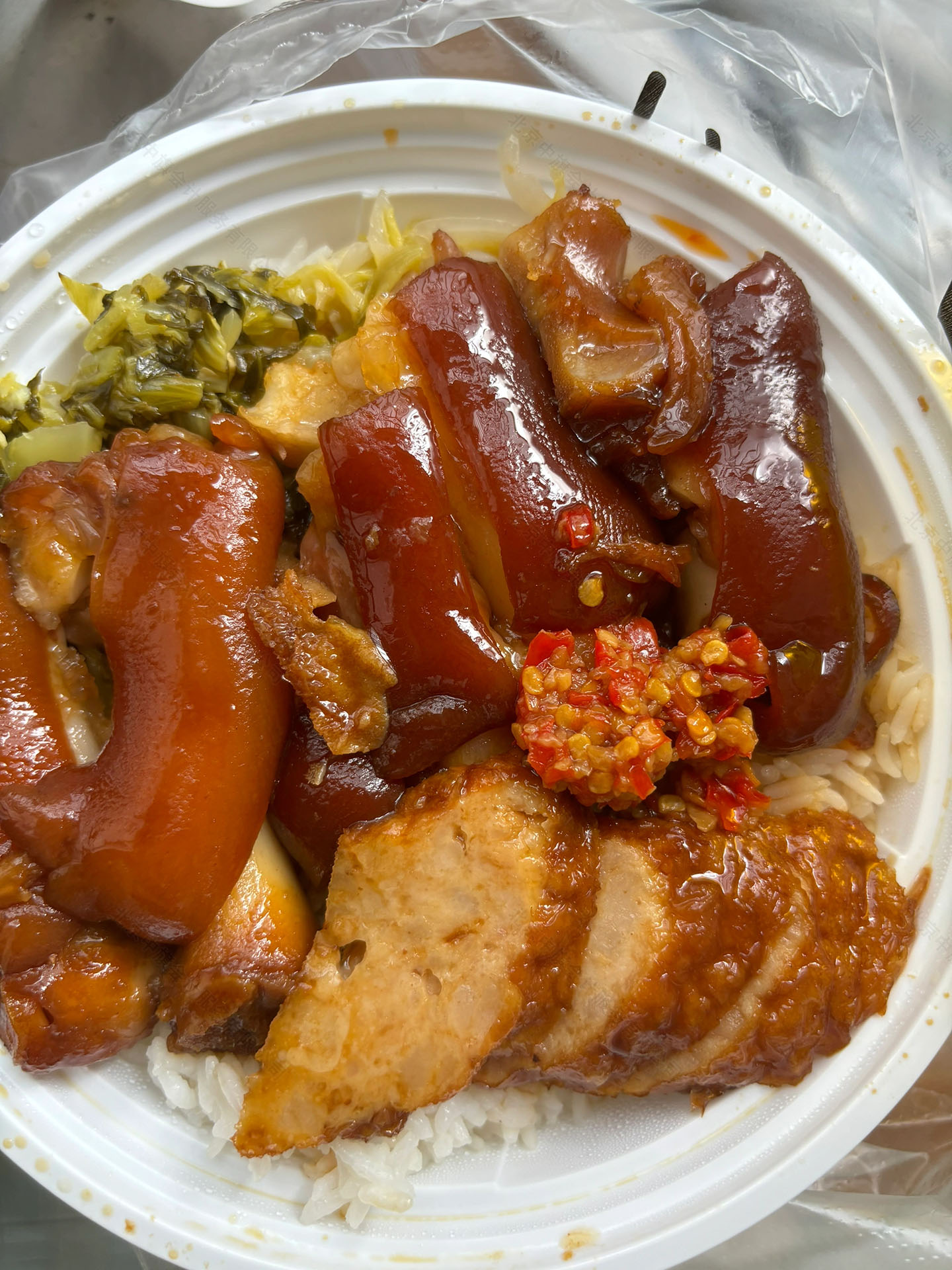 小編才看到新聞，今天周六中午剛買的豬腳飯，我是吃呢還是不吃呢！糾結(jié)！.jpg
