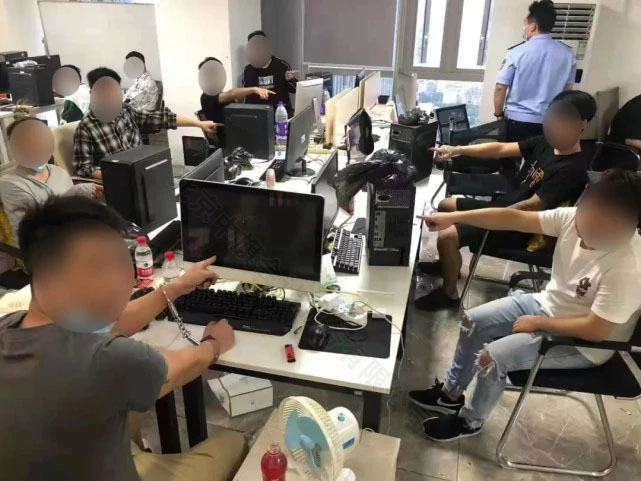 2021年臺(tái)江區(qū)某商業(yè)寫(xiě)字樓內(nèi)查獲涉嫌實(shí)施詐騙嫌疑人30余名.jpg