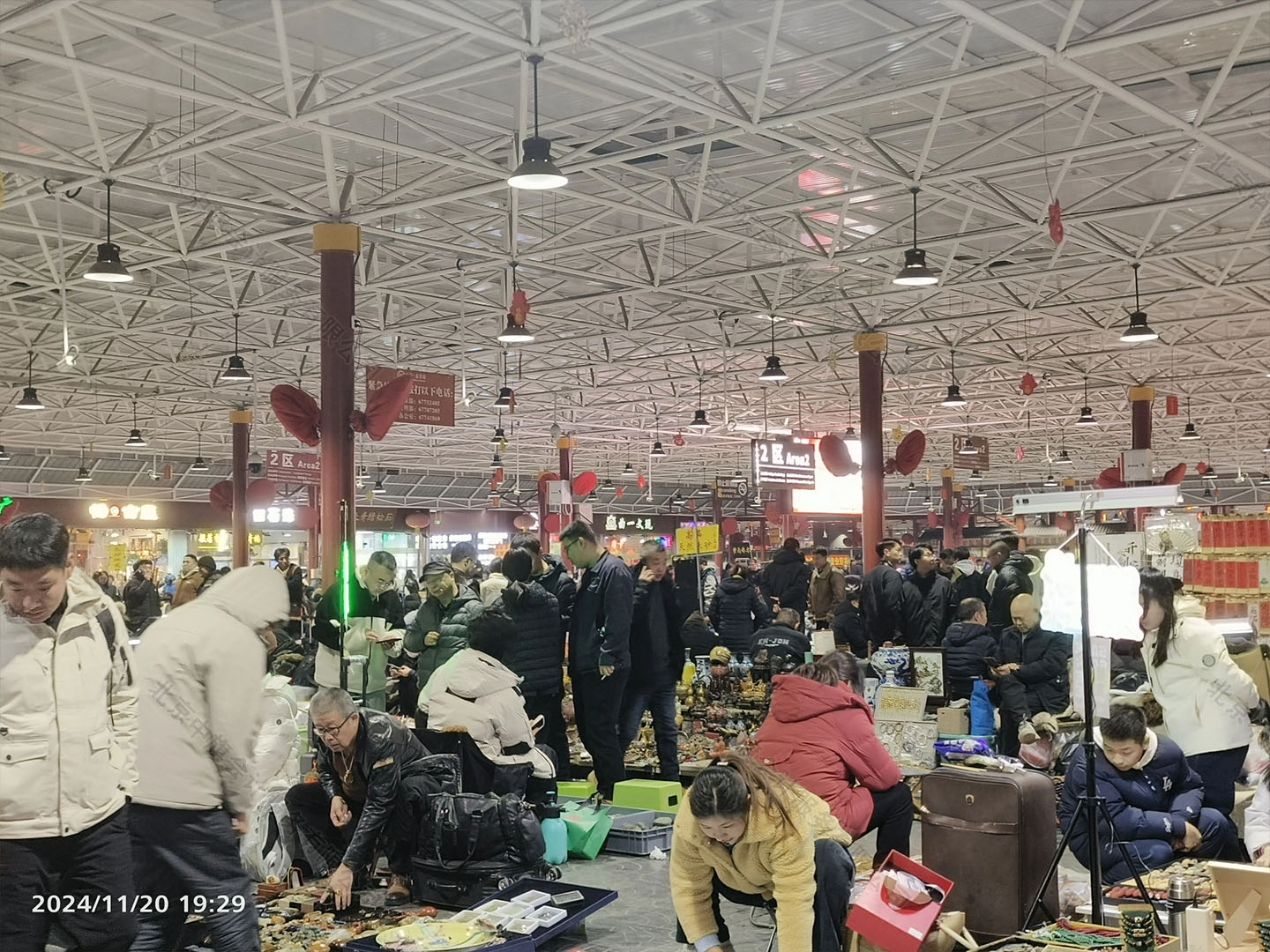 還是北京潘家園，昨晚拍的照片，人非常多，生意非常好.jpg
