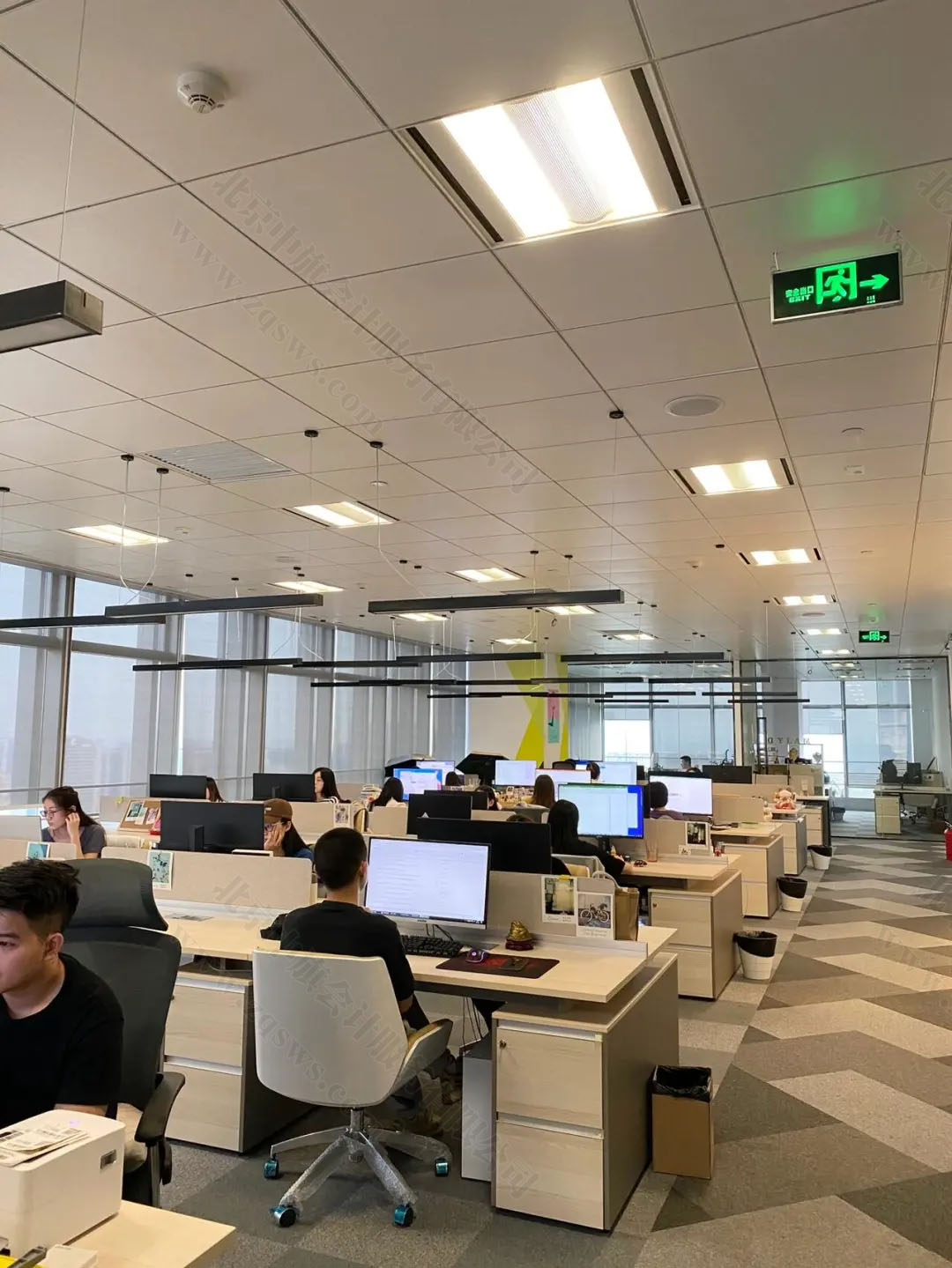 小旗現(xiàn)在的辦公室猜猜那個(gè)是我？.jpg