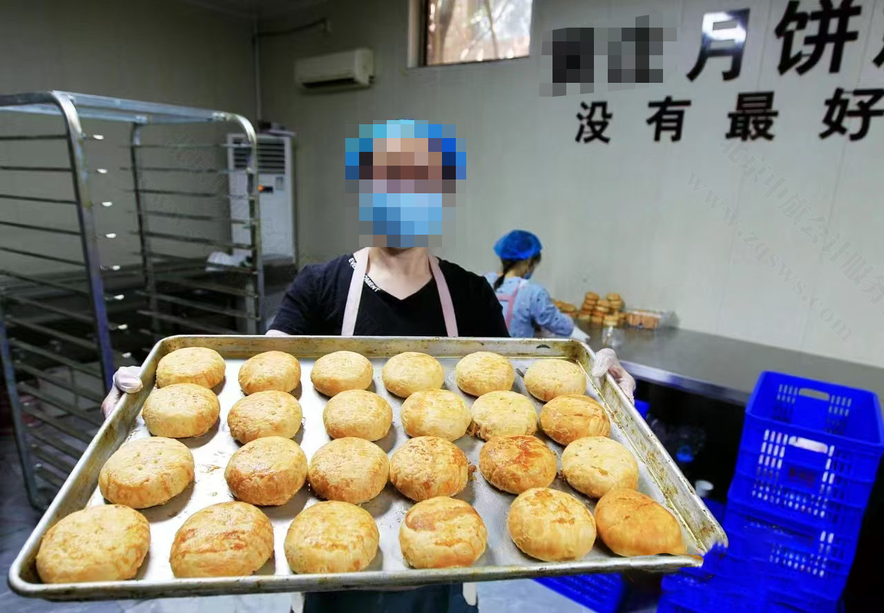 我們小區(qū)樓下自己做的月餅.jpg 我們小區(qū)樓下自己做的月餅.jpg