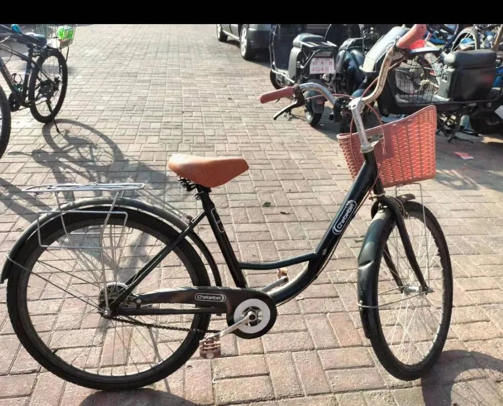 樓下常見的自行車.jpg 樓下常見的自行車.jpg