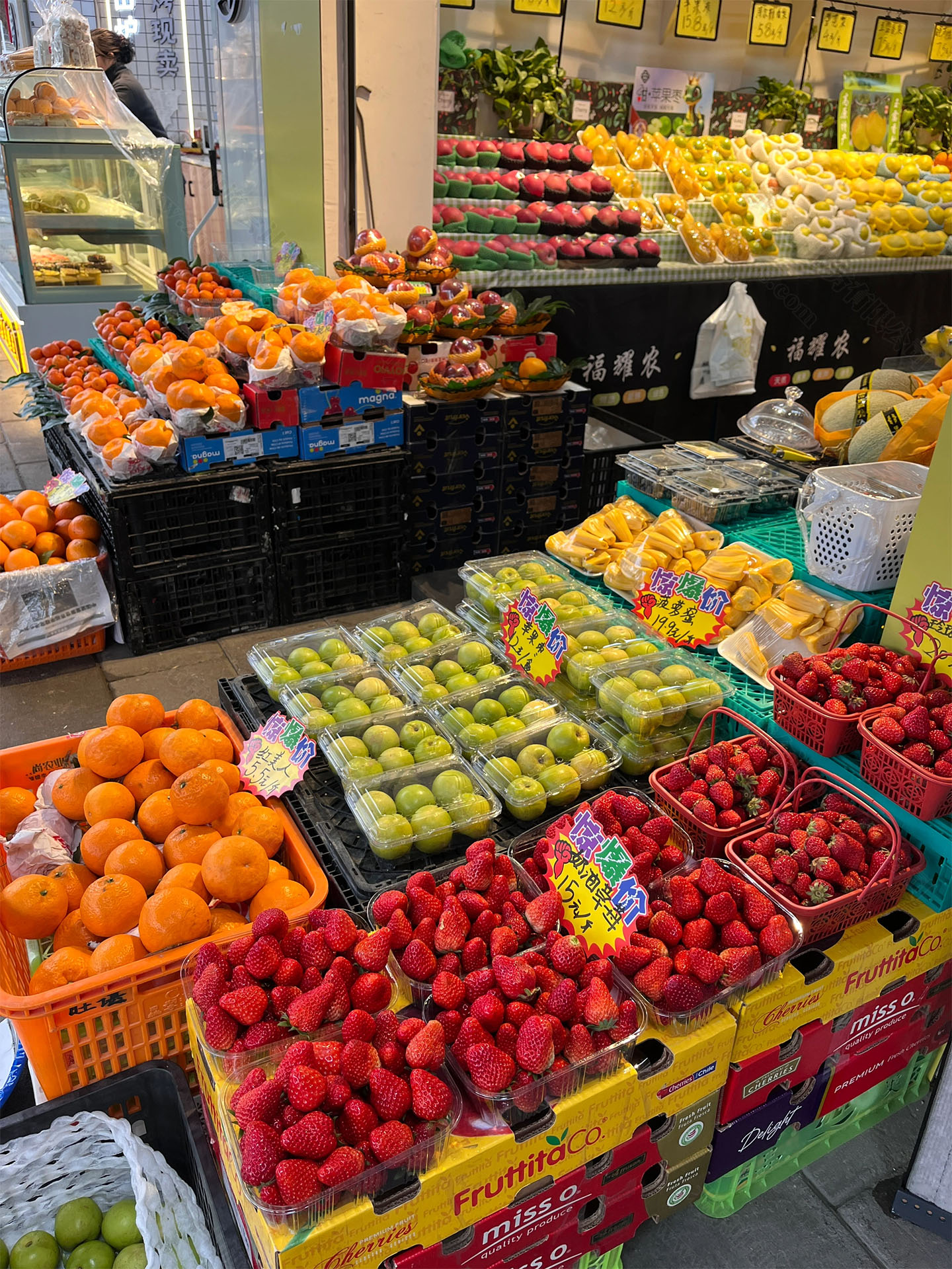 社區(qū)里這家店就是這么賣的，水果拜訪好，免費(fèi)送貨上門.jpg