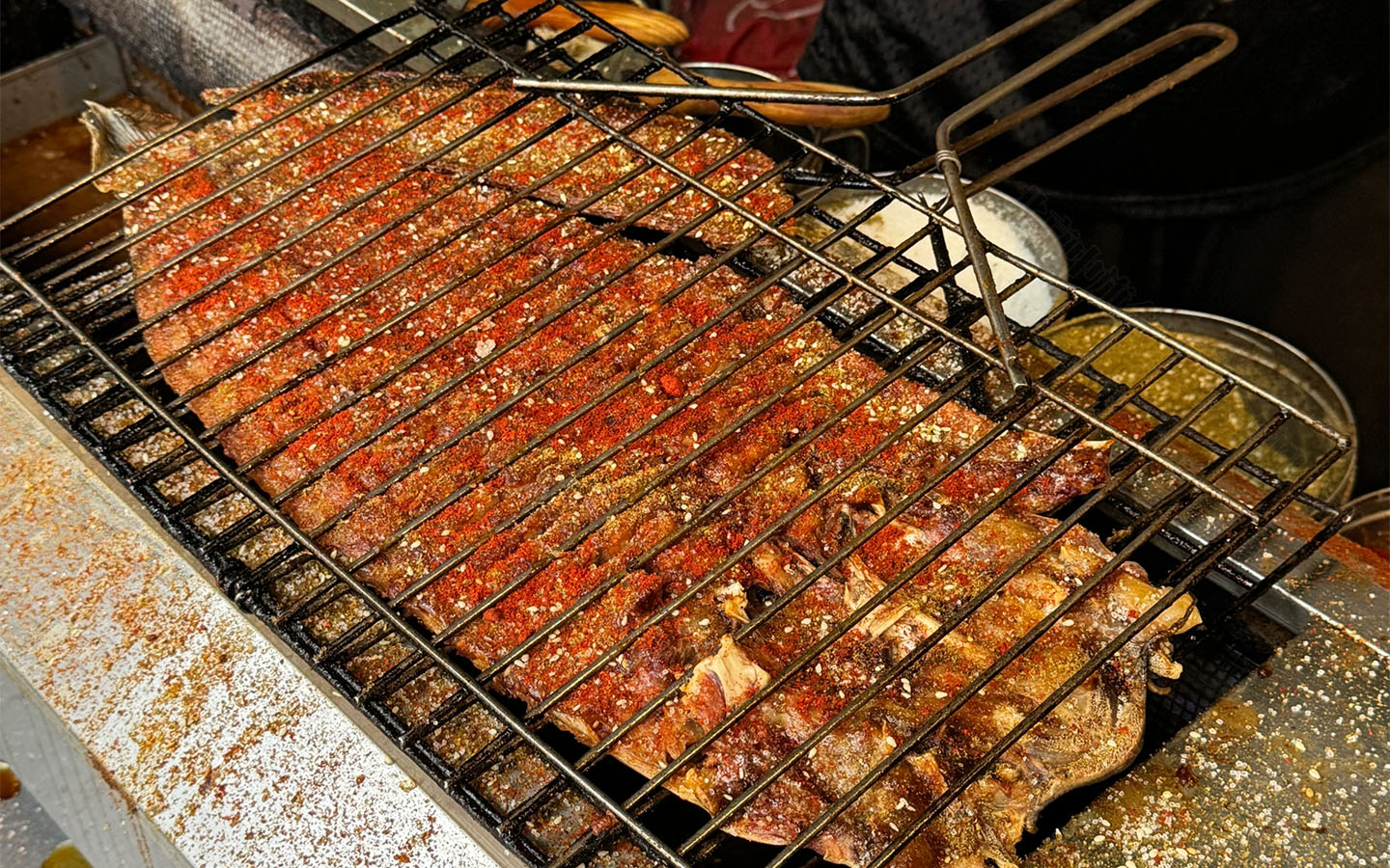 街邊烤魚(yú)非?；鸨?jpg