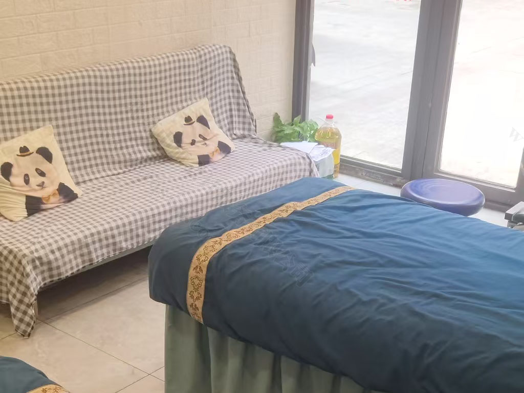 樓下正骨家的床和沙發(fā).jpg 樓下正骨家的床和沙發(fā).jpg