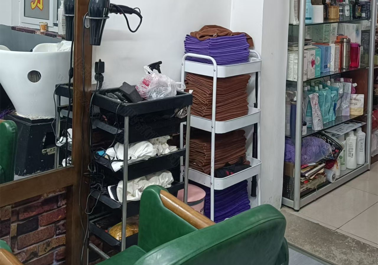 我們樓下的理發(fā)店就是自己開的一個個體戶理發(fā)非常好看.jpg