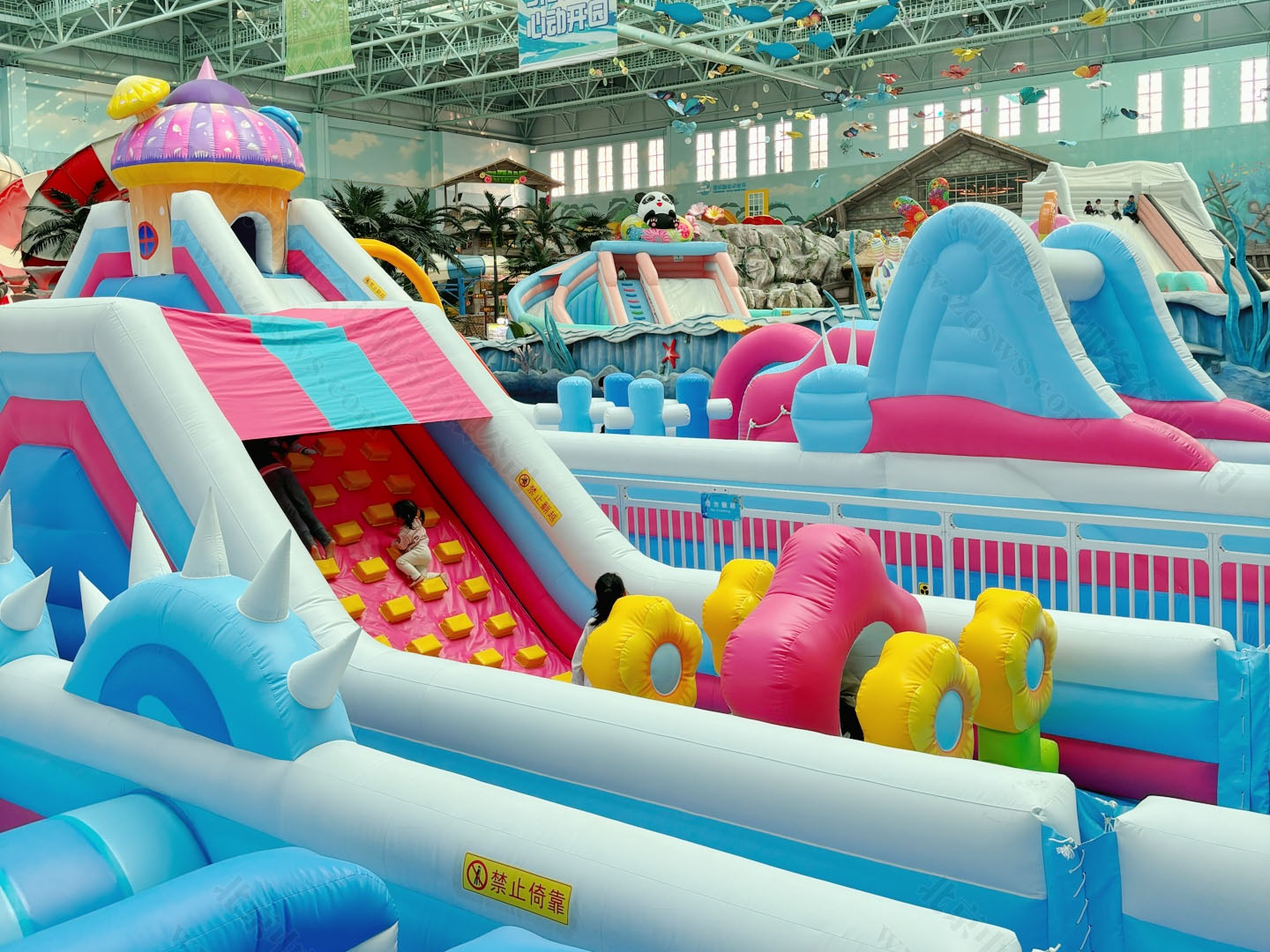 室內(nèi)游樂園孩子們?cè)诳鞓返耐嫠?jpg 室內(nèi)游樂園孩子們?cè)诳鞓返耐嫠?jpg