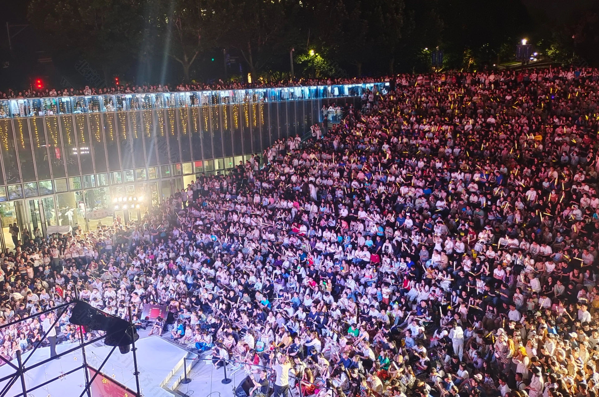 露天的音樂會(huì)場(chǎng)地現(xiàn)場(chǎng).jpg
