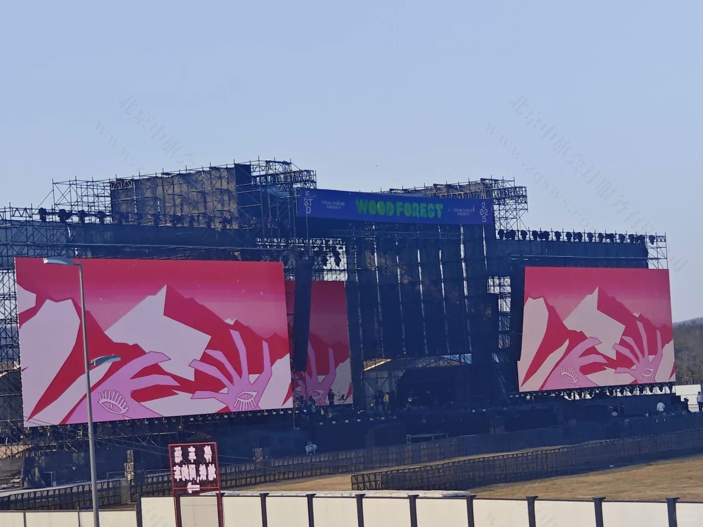 某演唱會(huì)現(xiàn)場正在彩排，不知道是誰的演唱會(huì).jpg
