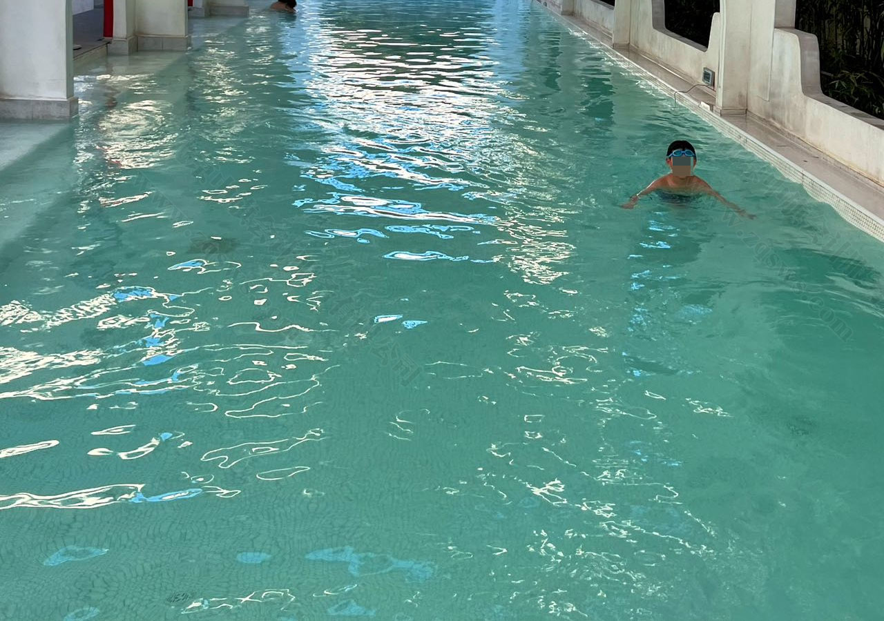 孩子正在游泳.jpg 孩子正在游泳.jpg
