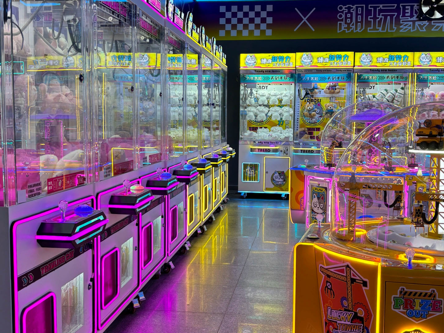 電玩城里的娃娃機(jī).jpg 電玩城里的娃娃機(jī).jpg