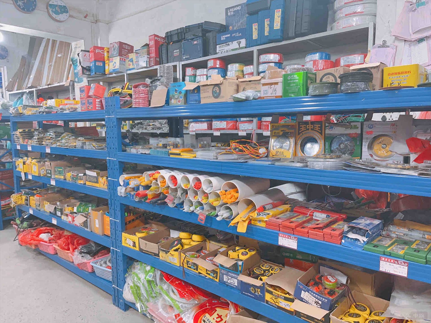 五金店上邊擺滿了各種工具.jpg 五金店上邊擺滿了各種工具.jpg