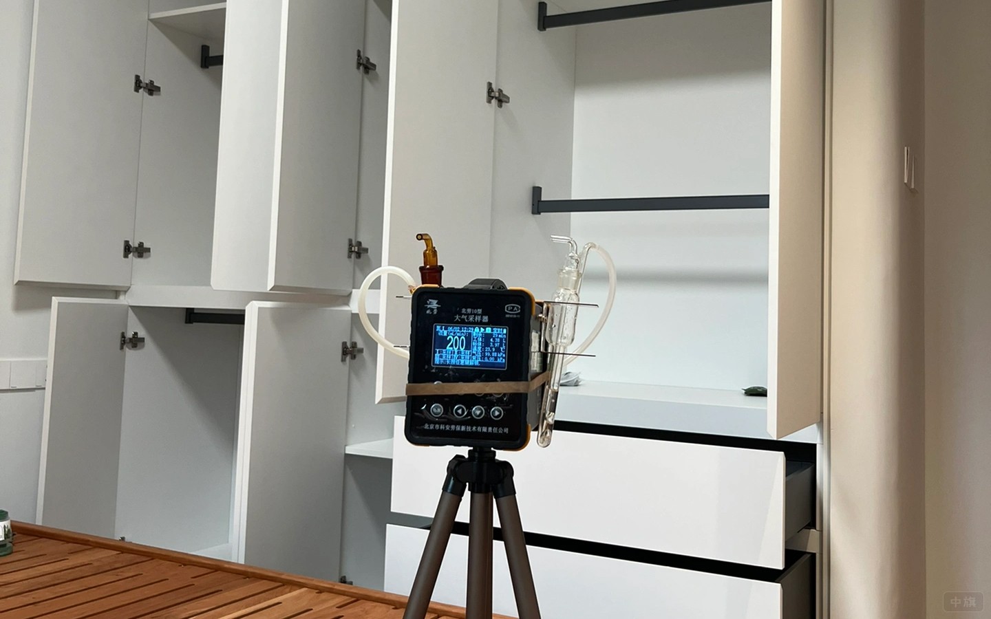 正在測量家具甲醛數(shù)值.jpg 正在測量家具甲醛數(shù)值.jpg