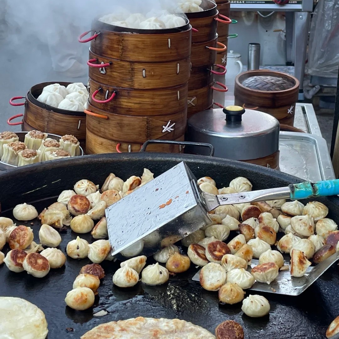 熱騰騰的水煎包，賣的非常好.jpg
