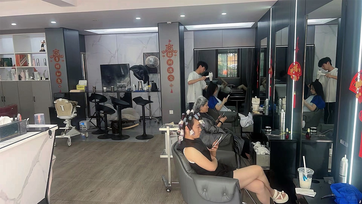 這這是理發(fā)店正在進(jìn)行燙染.jpg