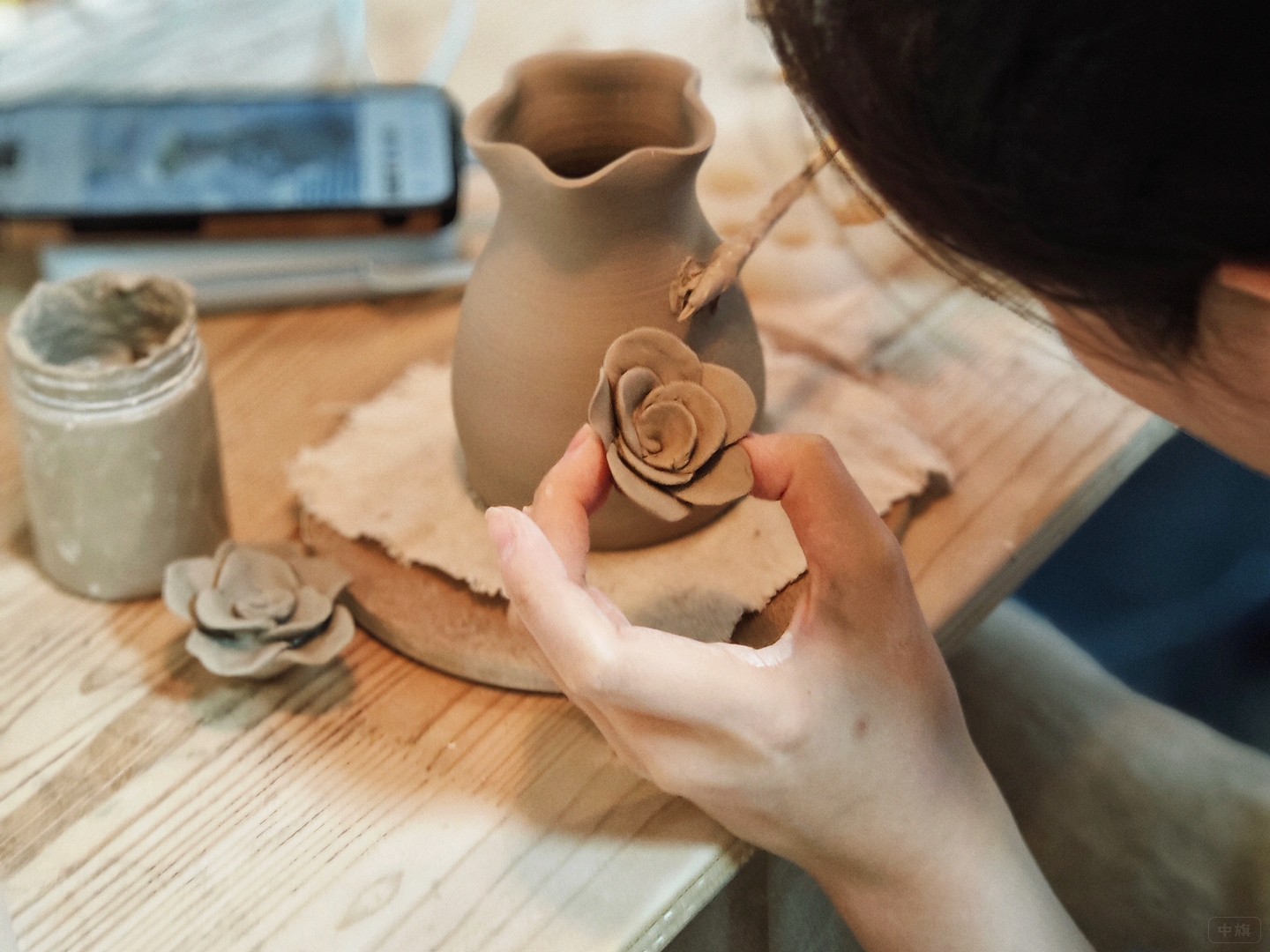 正在專心制作陶藝的小梅.jpg 正在專心制作陶藝的小梅.jpg