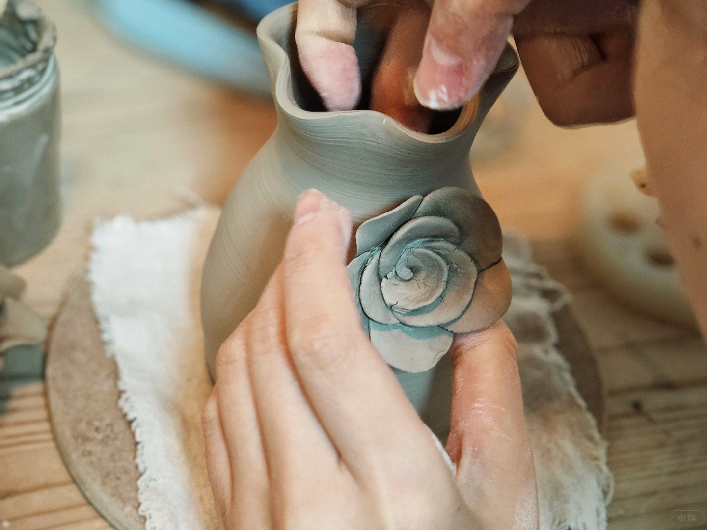 陶藝在捏一個花瓶.jpg 陶藝在捏一個花瓶.jpg
