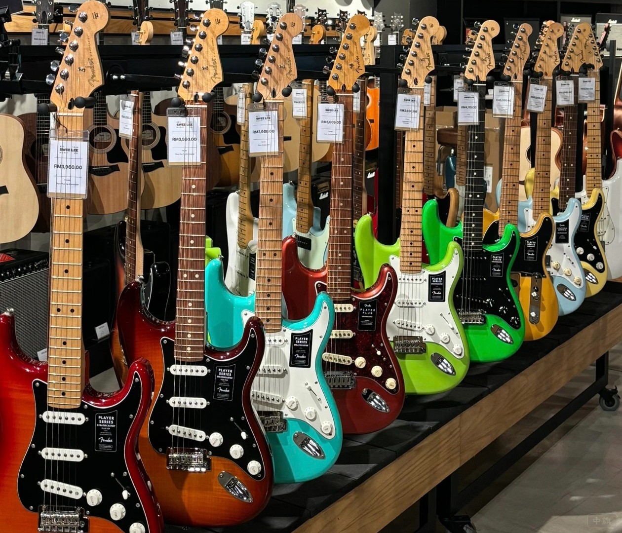 樂器行里邊賣了很多的吉他.jpg