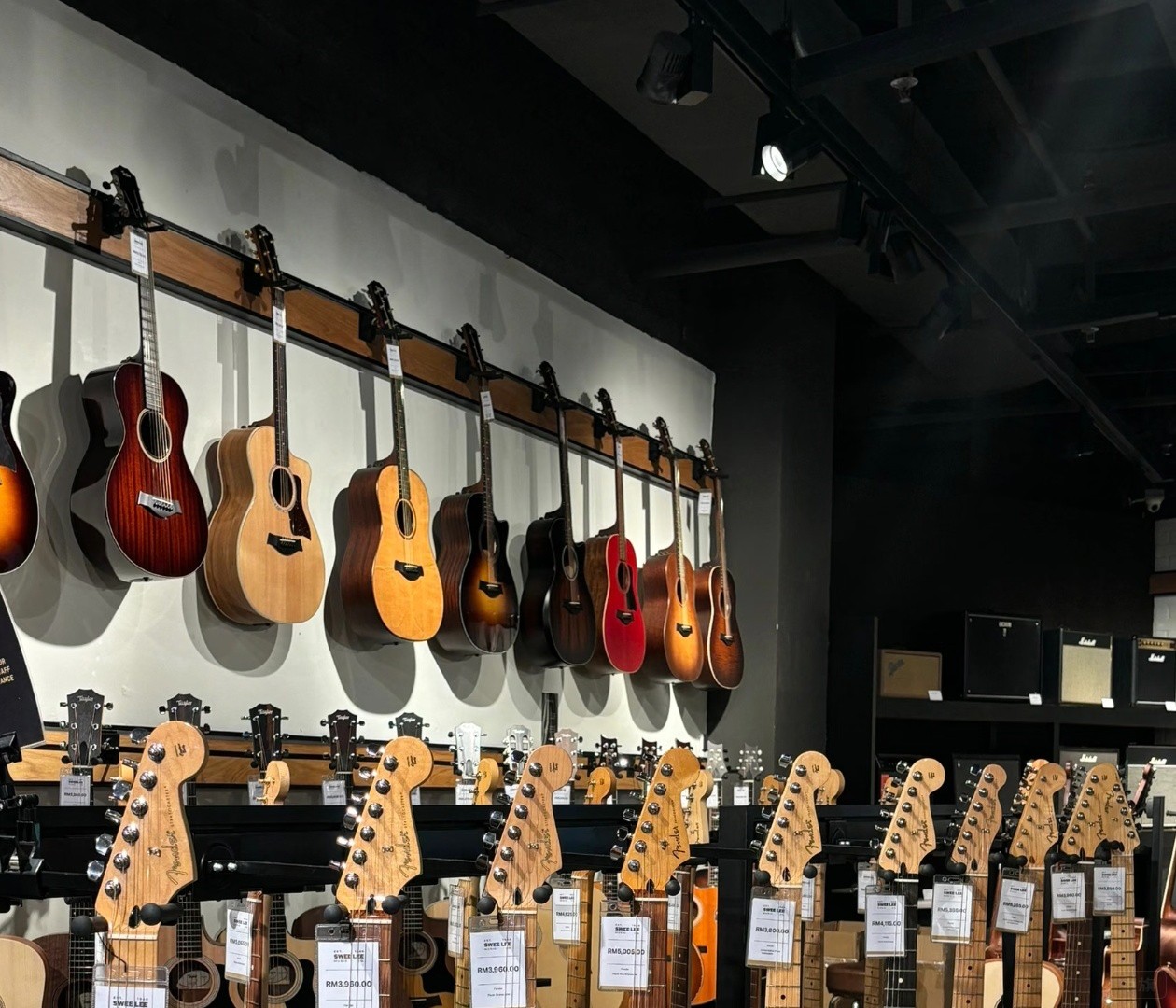 樂器行一面墻上擺滿了吉他.jpg