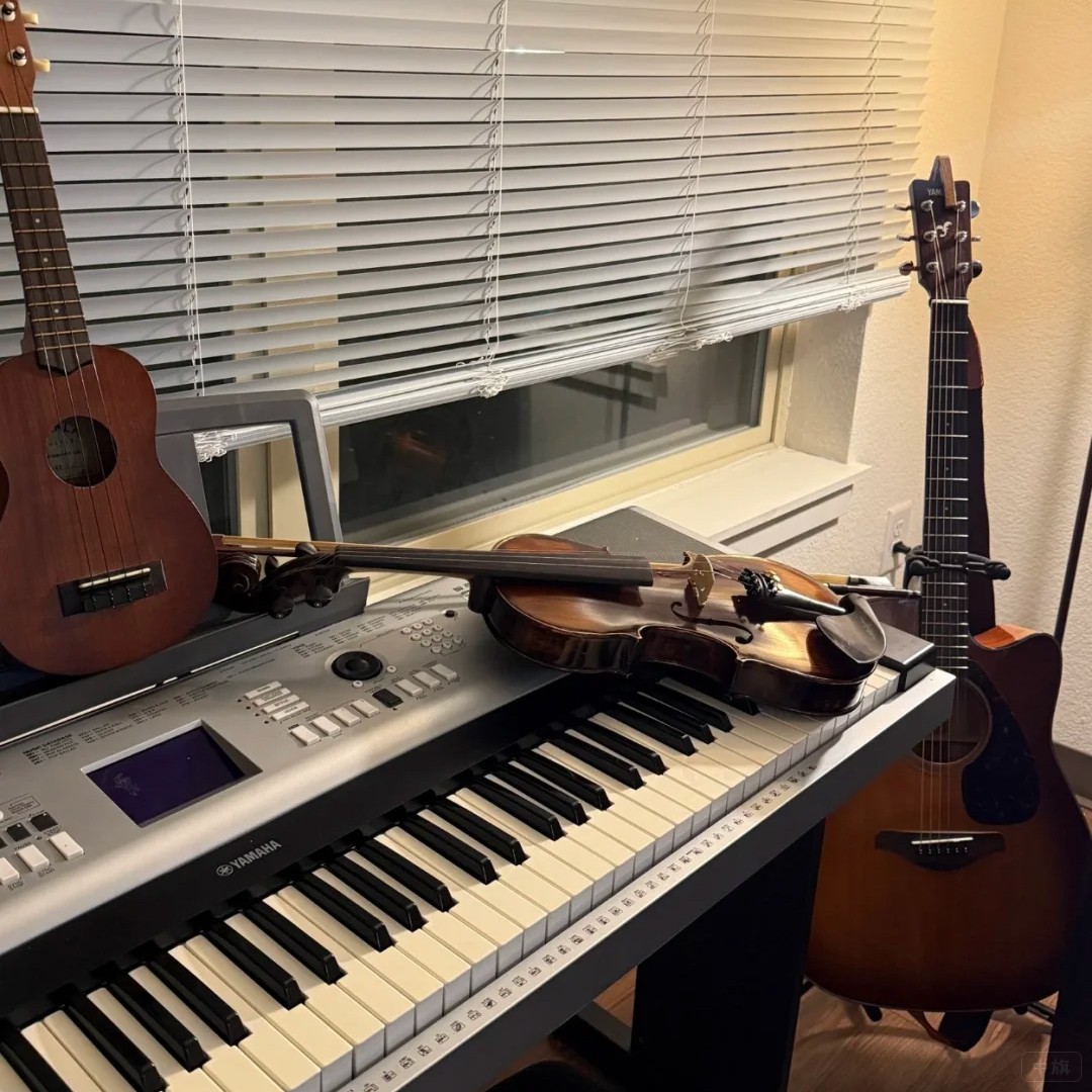 樂器行剛交完孩子們，樂器都在散放著.jpg