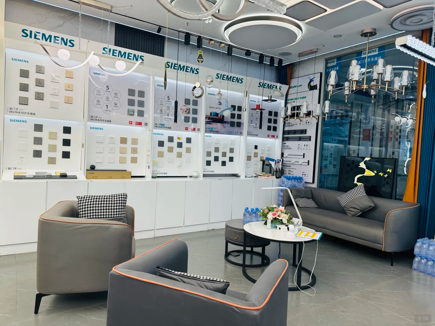 燈具城大多都是展示現(xiàn)貨很少.jpg 燈具城大多都是展示現(xiàn)貨很少.jpg