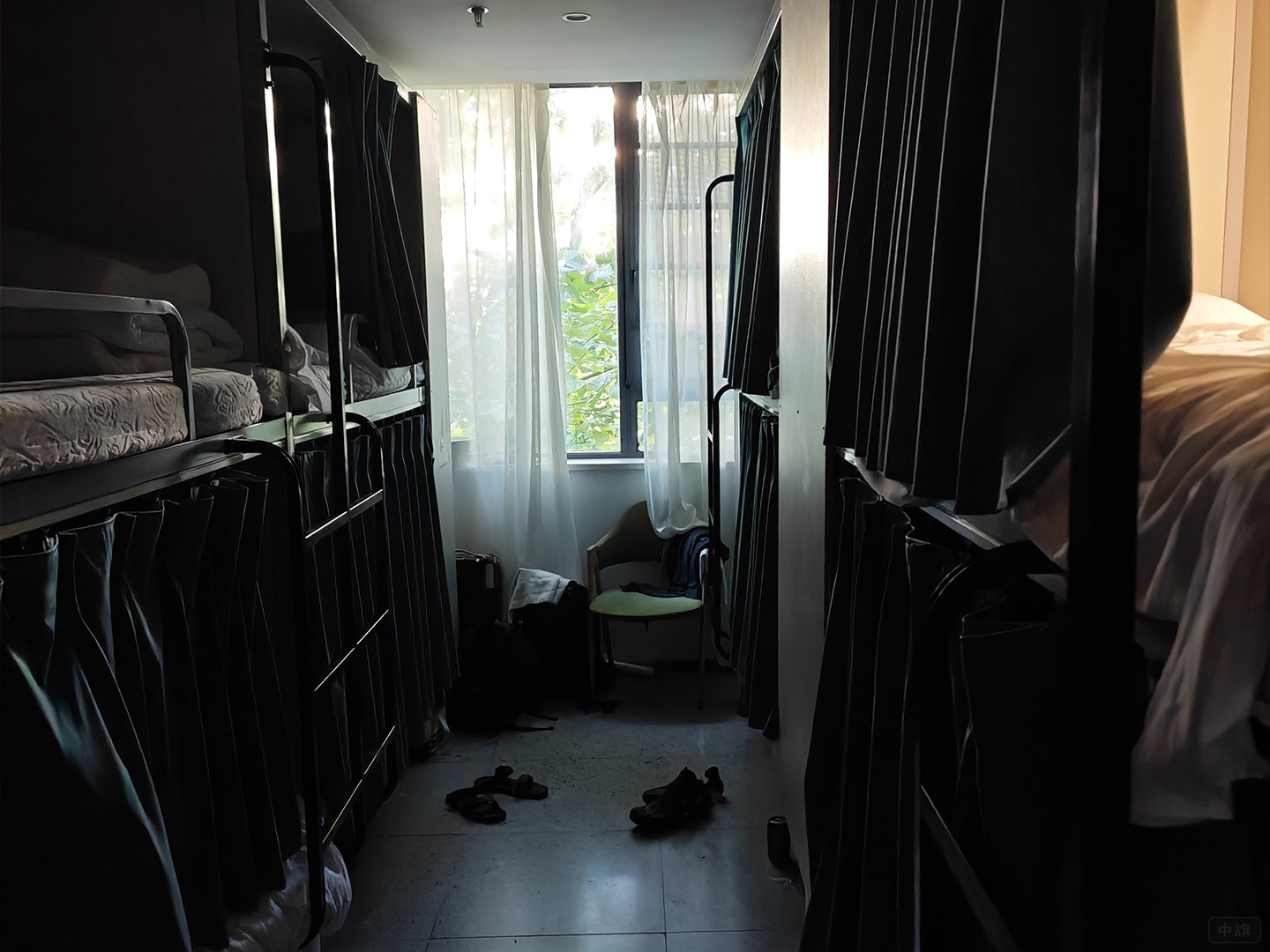 上下鋪的宿舍，私密的空間.jpg