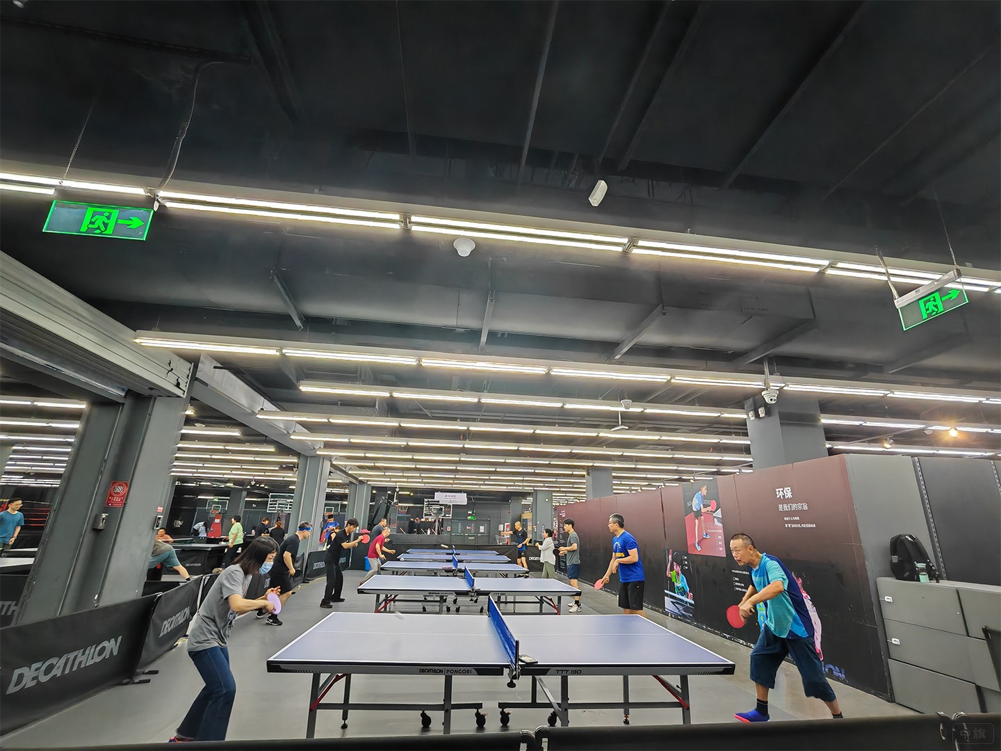 正在打乒乓球的人們.jpg 正在打乒乓球的人們.jpg