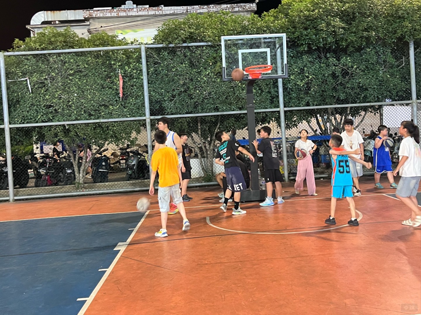 籃球場正在打籃球的孩子們.jpg 籃球場正在打籃球的孩子們.jpg