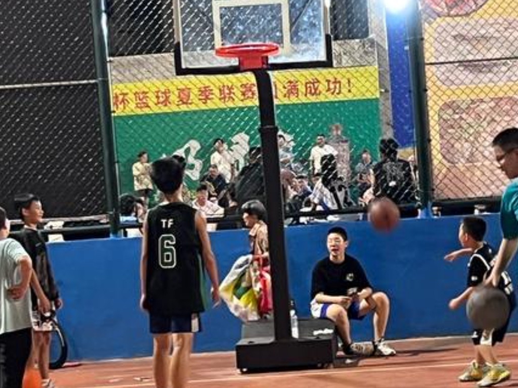 孩子們在打籃球.jpg 孩子們在打籃球.jpg