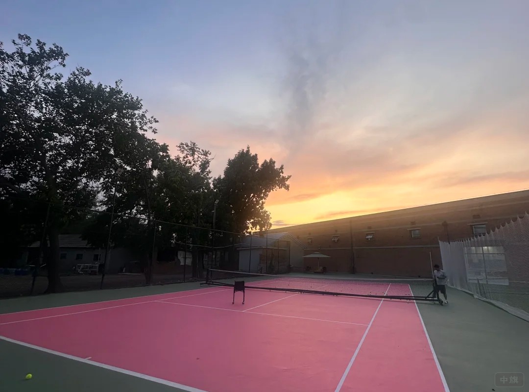 網(wǎng)球場(chǎng)正在維護(hù).jpg 網(wǎng)球場(chǎng)正在維護(hù).jpg