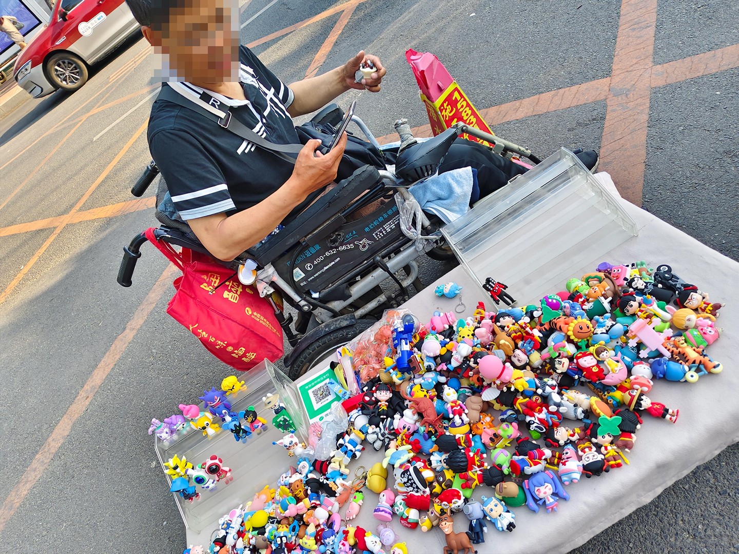 殘疾人張叔叔擺攤營(yíng)業(yè)中.jpg 殘疾人張叔叔擺攤營(yíng)業(yè)中.jpg