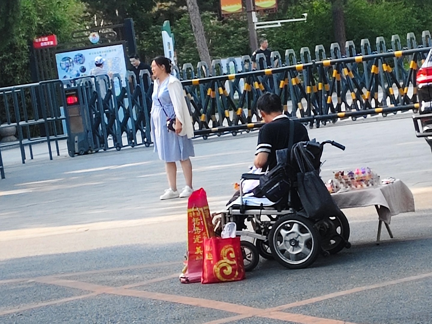 背后偷偷拍了一張張叔叔的照片.jpg 背后偷偷拍了一張張叔叔的照片.jpg