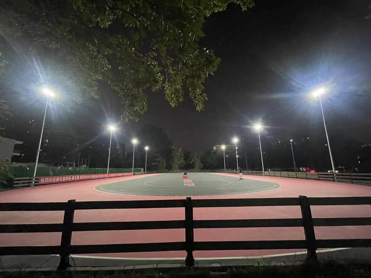 凌晨的輪滑場(chǎng)一個(gè)孩子還在滑輪滑 凌晨的輪滑場(chǎng)一個(gè)孩子還在滑輪滑