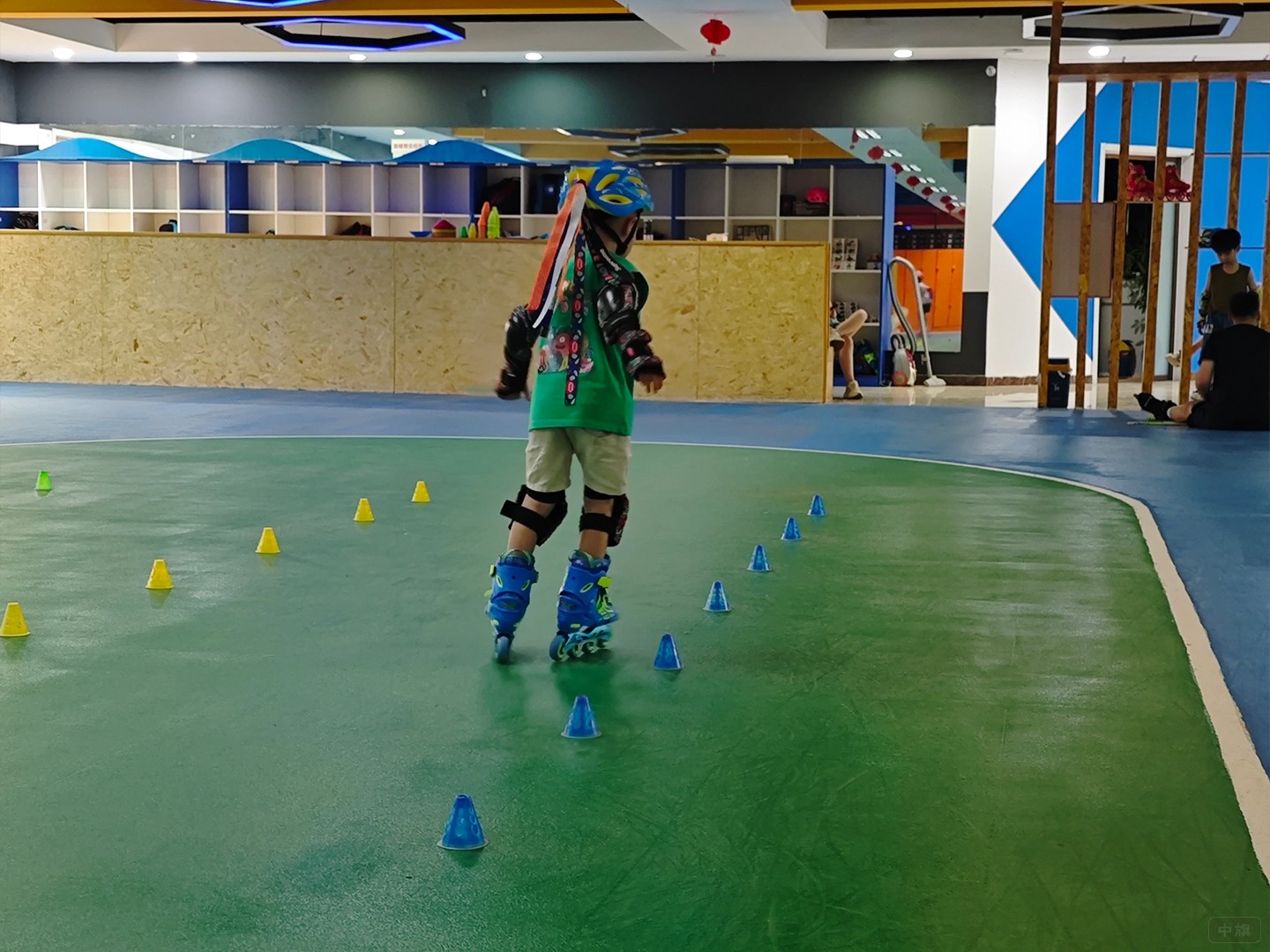 正在練習(xí)繞柱的孩子 正在練習(xí)繞柱的孩子