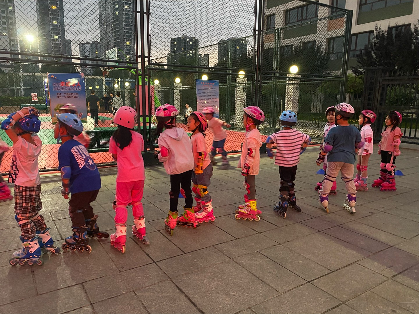 孩子們準(zhǔn)備進(jìn)入場(chǎng)館 孩子們準(zhǔn)備進(jìn)入場(chǎng)館