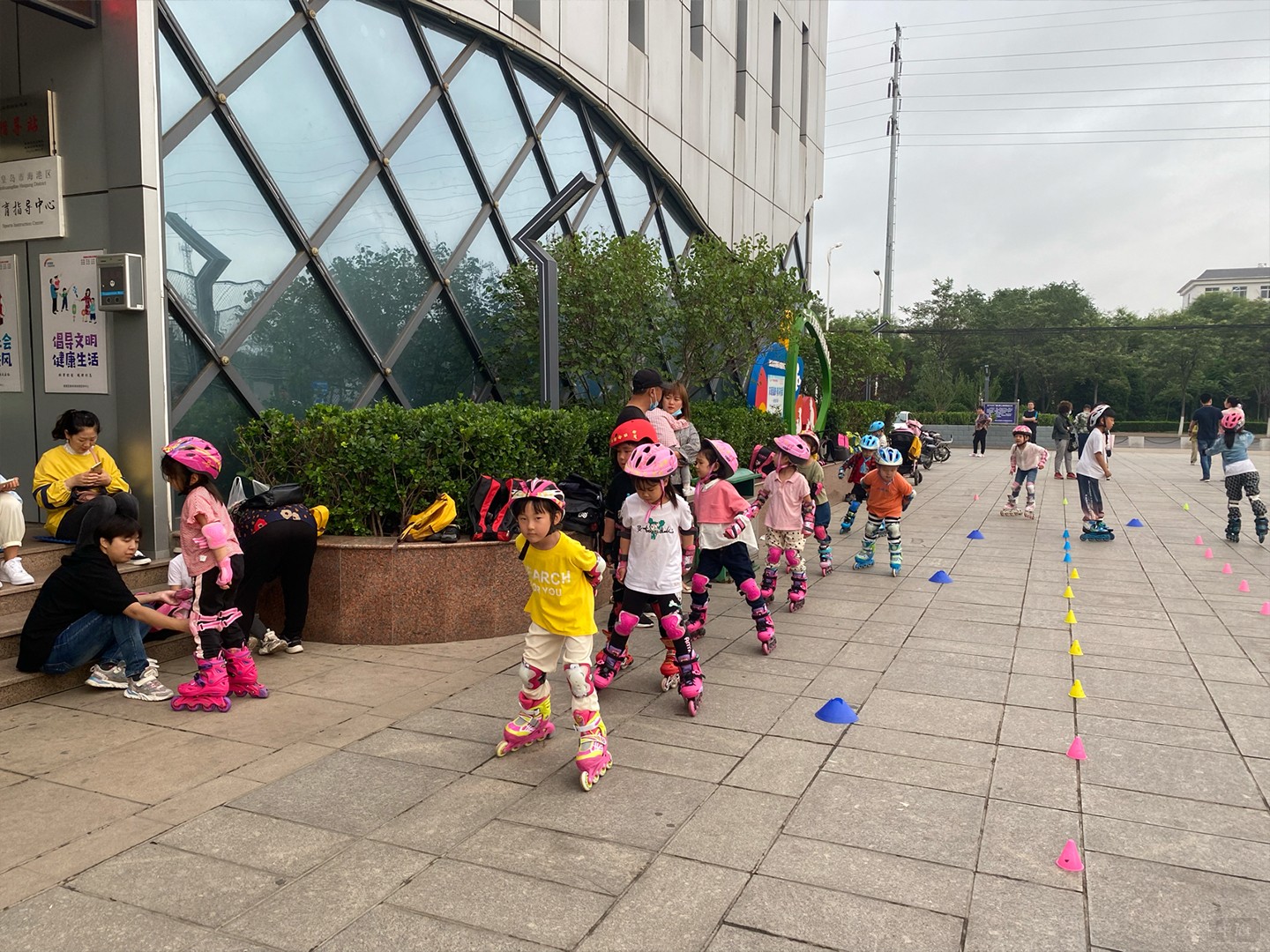 孩子們排隊(duì)等待繞柱 孩子們排隊(duì)等待繞柱