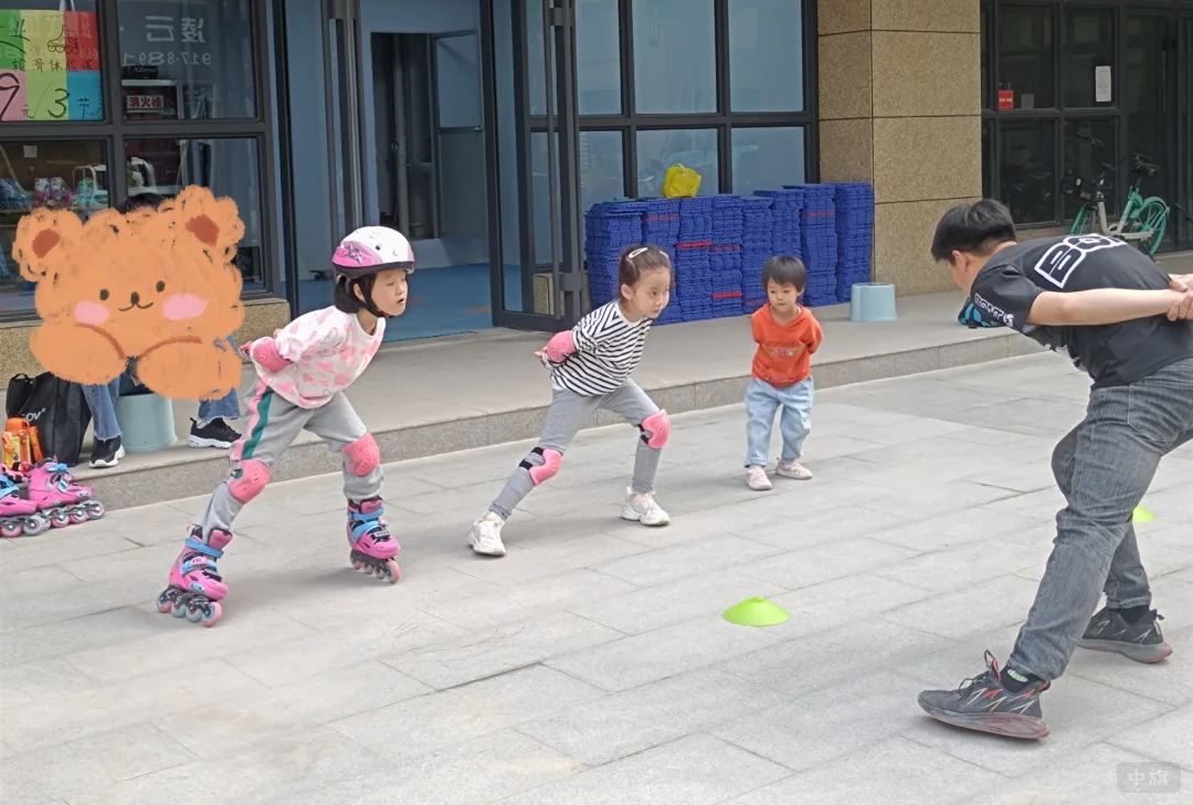 正在學(xué)習(xí)基礎(chǔ)動(dòng)作的孩子們 正在學(xué)習(xí)基礎(chǔ)動(dòng)作的孩子們